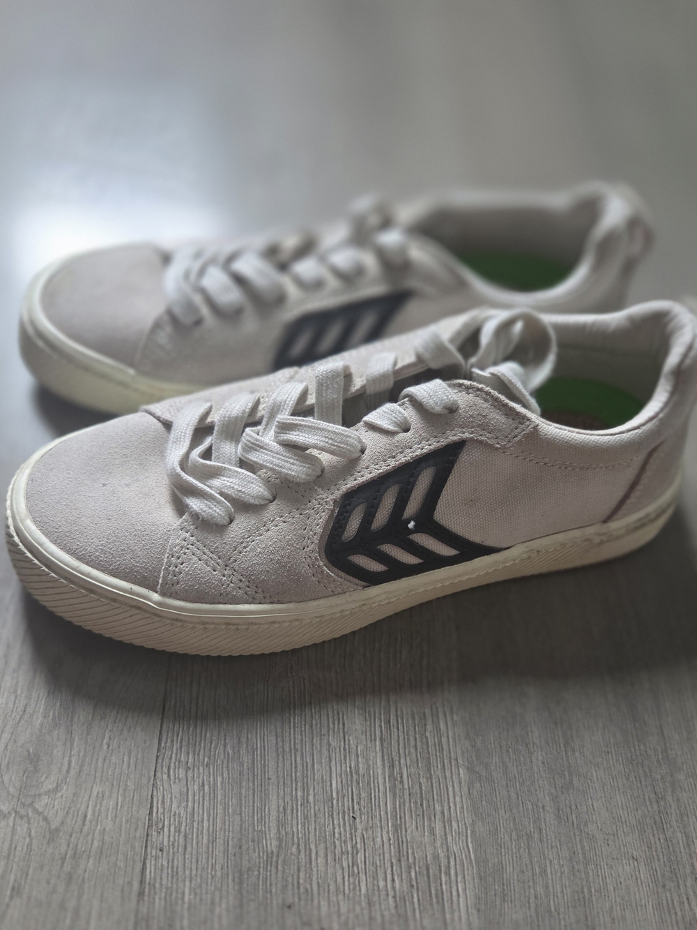 Cariuma Low-Top Sneakers in White with Green Insole
